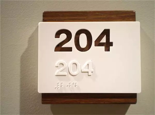 這樣的酒店門牌好設計，你會一眼就記住嗎？
